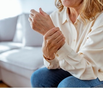 woman-with-arthritis-rubbing-her-wrist-and-arm