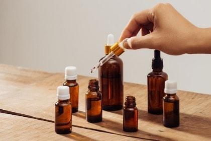 essential-oils-bottles-on-wooden-desk
