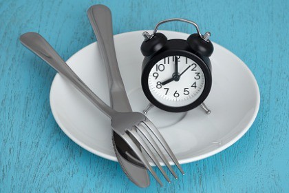 intermittent-fasting-IF-cutlery-clock-on-plate