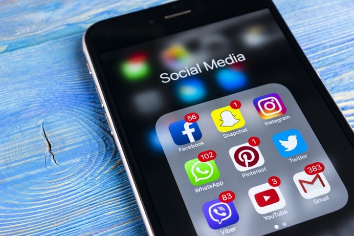 apple-iphone-displaying-social-media-sites