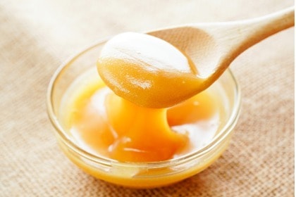 spoon-in-bowl-of-manuka-honey