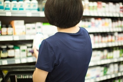 woman-shopping-supplement-aisle-in-store