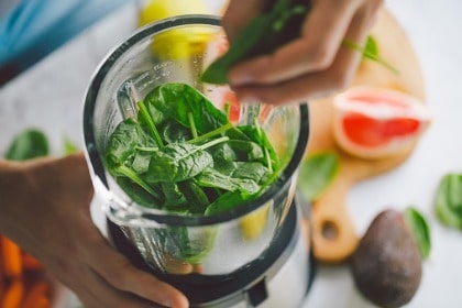 making-healthy-smoothie-with-raw-spinach
