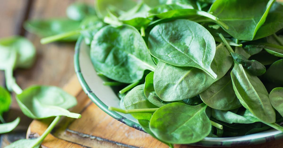 The Health Benefits of Raw Spinach for Detoxing Your Body & Brain